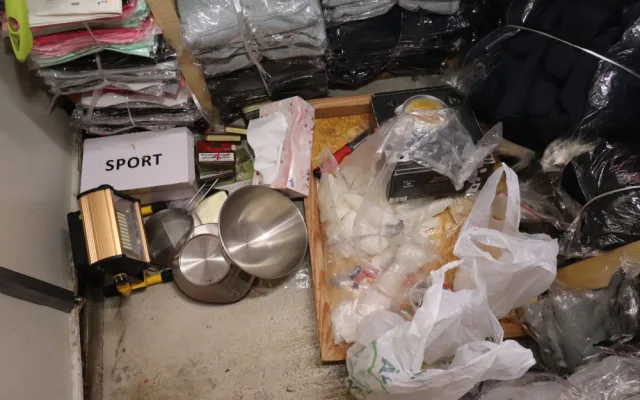 Asijský trhovec prodával vedle triček i kilogramy pervitinu. Celníci a policisté ho zadrželi přímo při činu