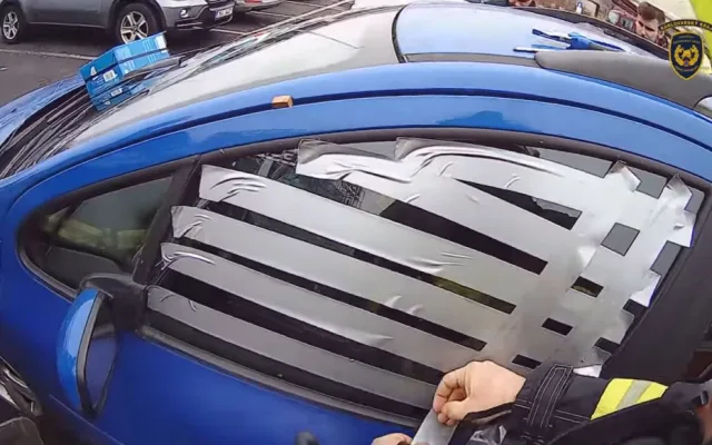 Pejsek zůstal uvězněný uvnitř automobilu, majiteli nešel vůz klíčkem odemknout