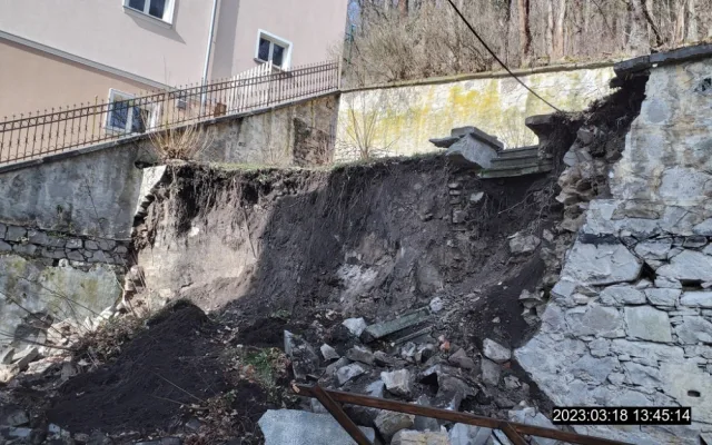 Masivní opěrná zeď se zřítila v ulici Na Vyhlídce uprostřed bytových domů. Trosky prohledávali speciálně vycvičení psi