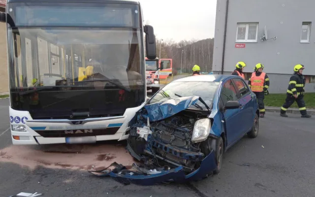 Řidička osobního automobilu se těžce zranila při střetu s linkovým autobusem