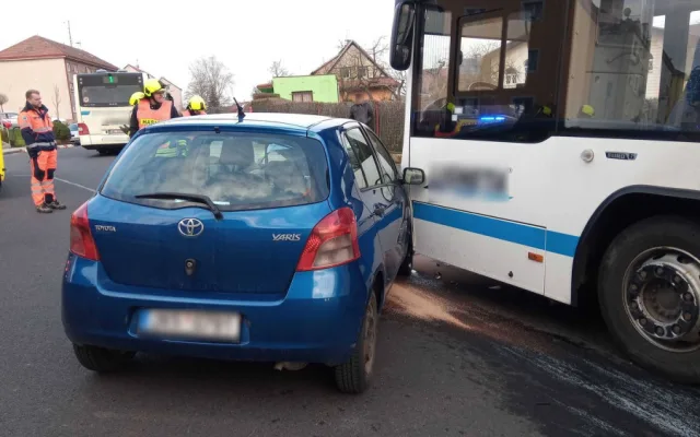 Řidička osobního automobilu se těžce zranila při střetu s linkovým autobusem