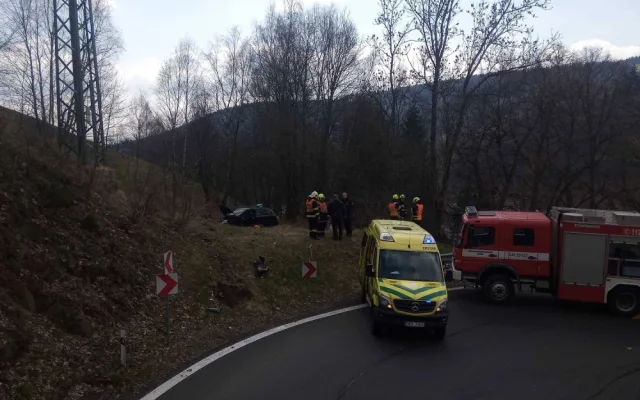 Hasiče zaměstnala nehoda osobáku v serpentinách nad Jáchymovem