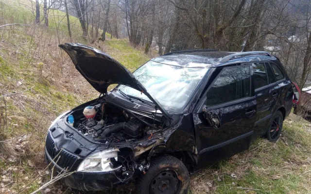 Hasiče zaměstnala nehoda osobáku v serpentinách nad Jáchymovem