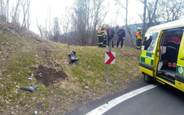 Hasiče zaměstnala nehoda osobáku v serpentinách nad Jáchymovem