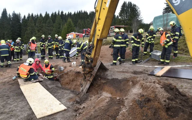 Smutný zásah hasičů. Koně se hasičům podařilo po několika hodinách vyprostit až mrtvého