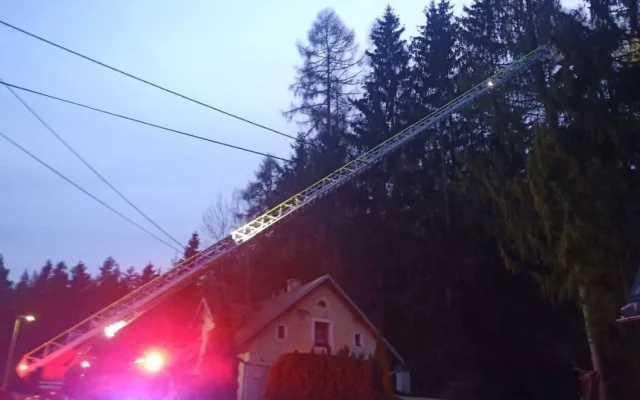 Hasiči odstraňovali strom, který hrozil pádem na dům. Ve stejný okamžik začalo v tom samém domě hořet