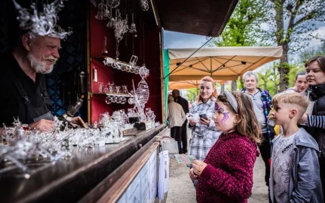 Karlovy Vary zahájí novou lázeňskou sezónou jarmarkem, koncerty i průvodem Karla IV. s družinou
