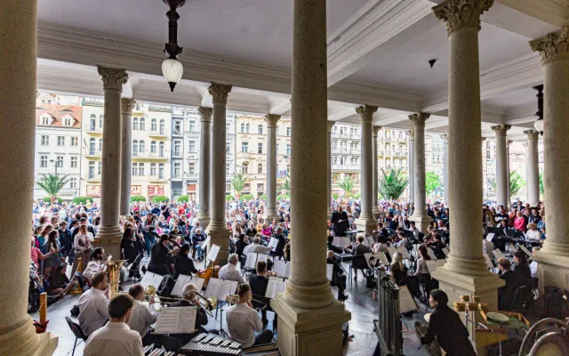 Karlovy Vary zahájí novou lázeňskou sezónou jarmarkem, koncerty i průvodem Karla IV. s družinou
