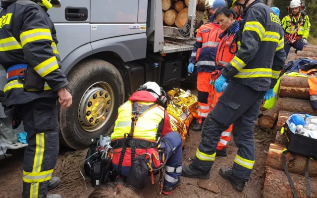 Dělníka v lese zavalila padající kláda, muž utrpěl těžká zranění