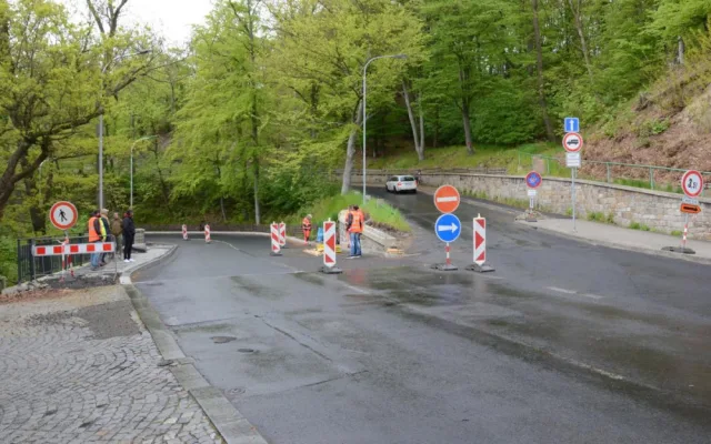 Karlovarští řidiči mají důvod k radosti. Město po necelém roce opravilo Bezručovu ulici