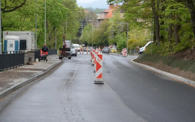Karlovarští řidiči mají důvod k radosti. Město po necelém roce opravilo Bezručovu ulici