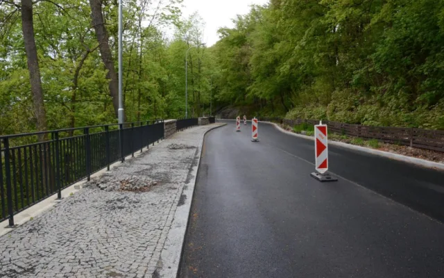 Karlovarští řidiči mají důvod k radosti. Město po necelém roce opravilo Bezručovu ulici