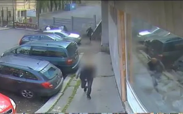 Dva výtečníci se lopotili s velkou lednicí, kterou nakonec odložili na chodníku. Jejich akci zachytila kamera