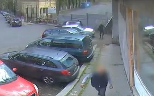 Dva výtečníci se lopotili s velkou lednicí, kterou nakonec odložili na chodníku. Jejich akci zachytila kamera