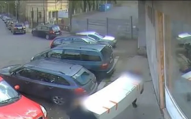 Dva výtečníci se lopotili s velkou lednicí, kterou nakonec odložili na chodníku. Jejich akci zachytila kamera