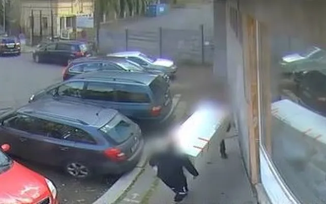 Dva výtečníci se lopotili s velkou lednicí, kterou nakonec odložili na chodníku. Jejich akci zachytila kamera