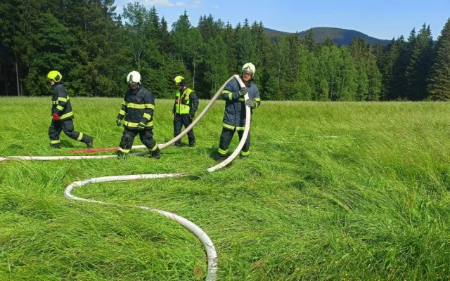 Hasiči v noci našli několik skrytých ohnisek na místě lesního požáru u Bublavy