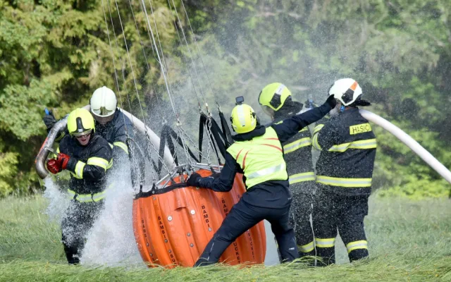 Hasiči v noci našli několik skrytých ohnisek na místě lesního požáru u Bublavy