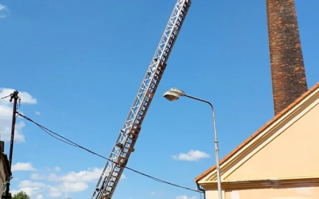 Hasiči zachraňovali z komína v Teplé dvě osiřelá čapí mláďata, bez pomoci by uhynula