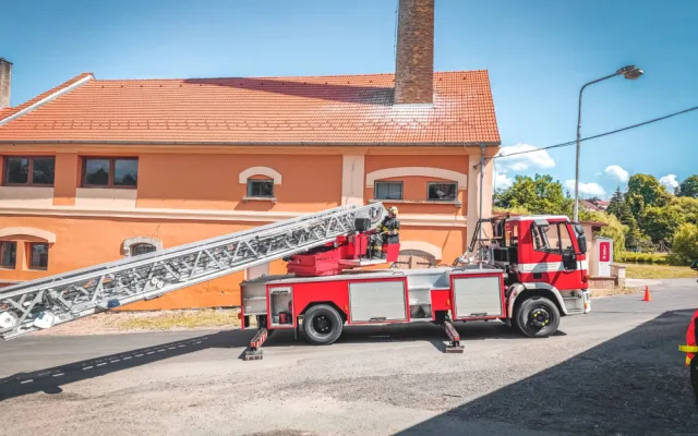 Hasiči zachraňovali z komína v Teplé dvě osiřelá čapí mláďata, bez pomoci by uhynula
