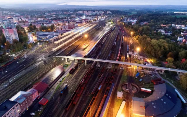 Nová lávka přes vlakové nádraží v Chebu za 250 milionů se otevře začátkem září