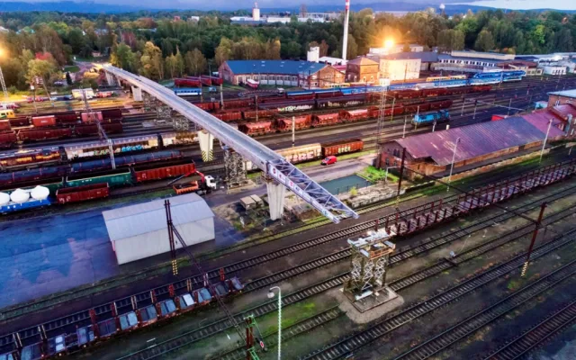 Nová lávka přes vlakové nádraží v Chebu za 250 milionů se otevře začátkem září