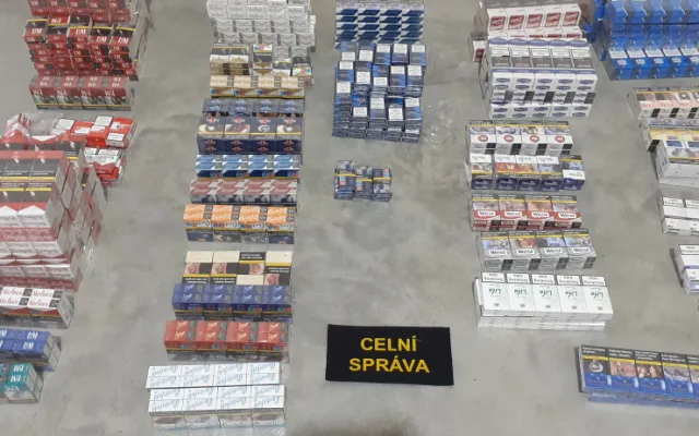 Karlovarští celníci zajistili v rámci kontrolní akce VÍTR na tržnici u Chebu zboží za téměř 27 milionů korun