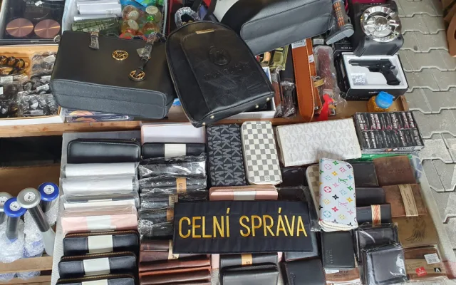 Karlovarští celníci zajistili v rámci kontrolní akce VÍTR na tržnici u Chebu zboží za téměř 27 milionů korun