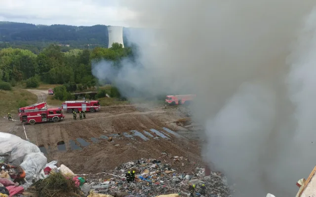 Hasiči bojují s požárem skládky odpadu, kouř je vidět kilometry daleko