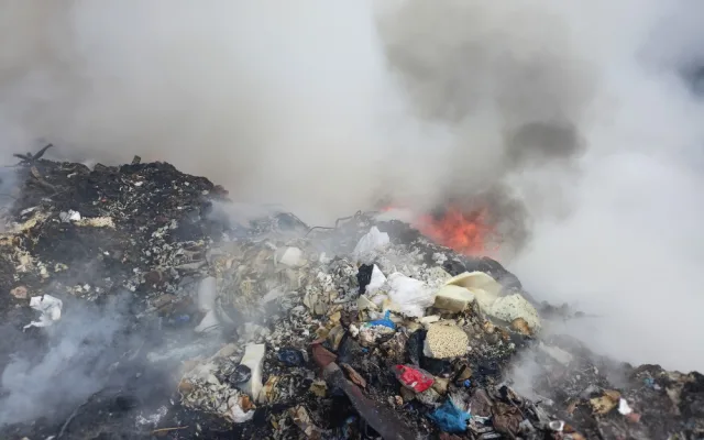 Hasiči bojují s požárem skládky odpadu, kouř je vidět kilometry daleko