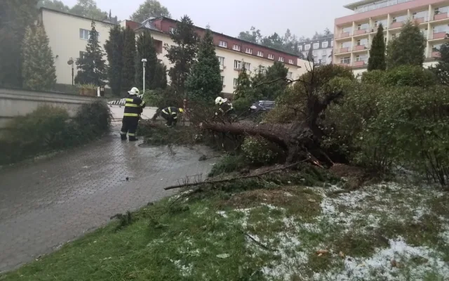 Silné bouřky zasáhly západní Čechy, ulice se ocitly pod vodou. Někde vytrhala i dlažební kostky