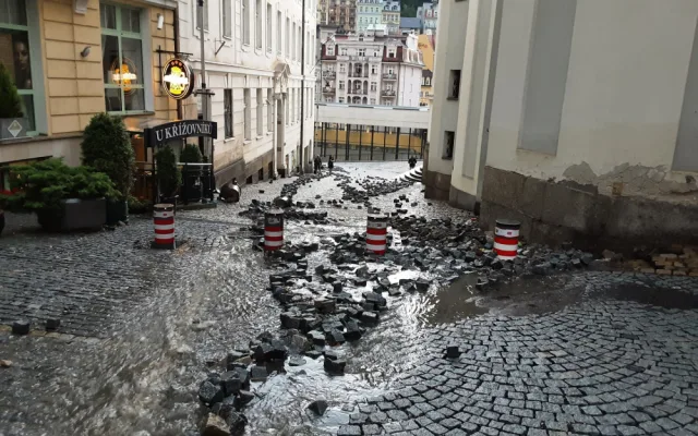 Silné bouřky zasáhly západní Čechy, ulice se ocitly pod vodou. Voda někde vytrhala i dlažební kostky