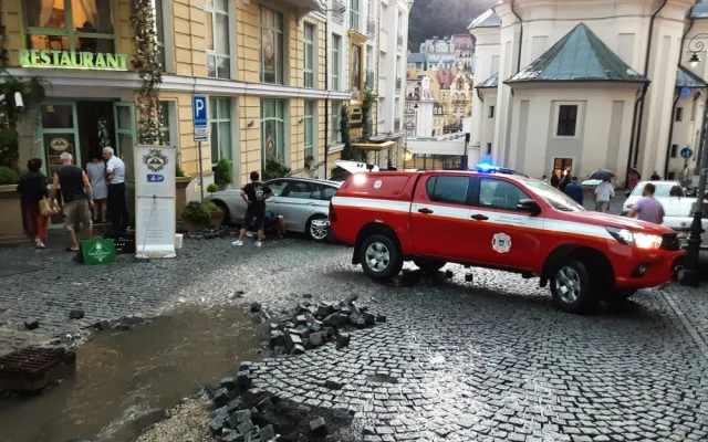 Prudký déšť poškodil dlažbu v nedávno rekonstruované Moravské ulici v Karlových Varech