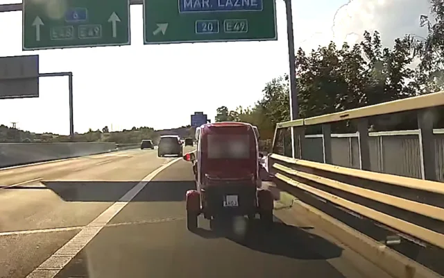 VIDEO: Muž v elektrické tříkolce si to frčel po rychlostní silnici, neměl registrační značky ani řidičák