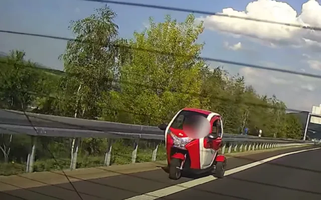 VIDEO: Muž v elektrické tříkolce si to frčel po rychlostní silnici, neměl registrační značky ani řidičák