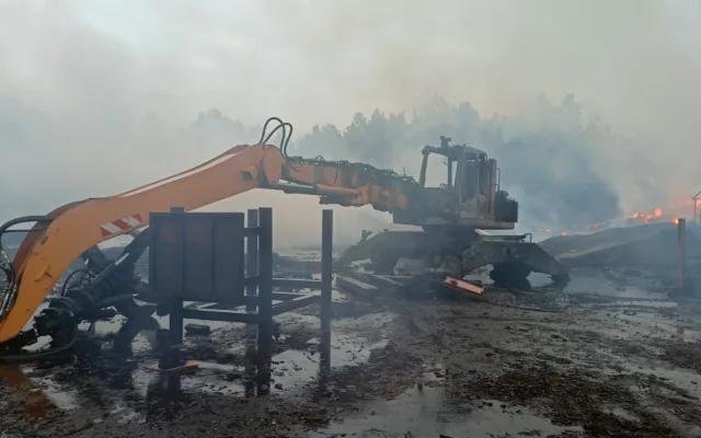 Požár skládky pražců se podařilo zredukovat na polovinu, kouř stále cítit ve velké části kraje