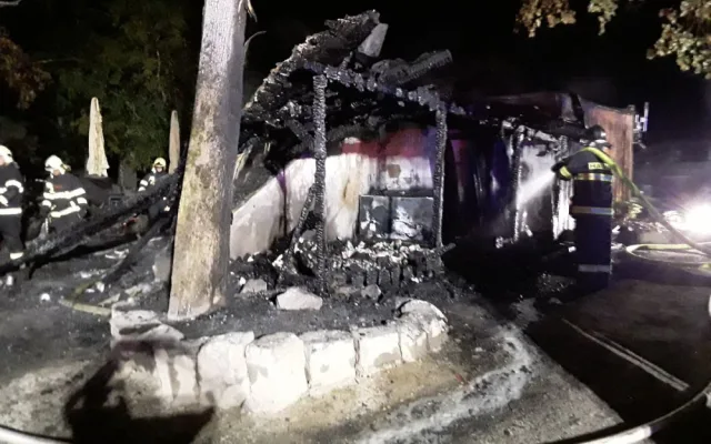 V parku miniatur v Mariánských Lázních shořel stánek, oheň poškodil model Karlštejna
