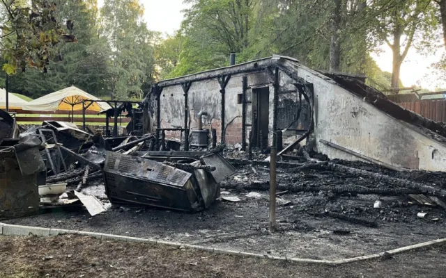V parku miniatur v Mariánských Lázních shořel stánek, oheň poškodil model Karlštejna