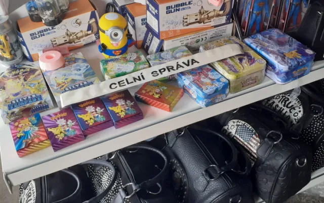 Trhovci nabízeli nejen padělky značkového zboží, ale prodávali také léky bez patřičných povolení