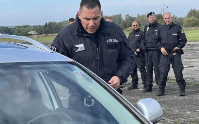 Šéfe mám skvělý nápad. Proaktivní strážník zařídil kolegům z celého kraje cvičení na letišti