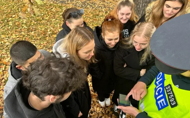 Karlovarská policie přiblížila práci policistů studentům čtvrtého ročníku střední školy TRIVIS v rámci jejich odborné praxe
