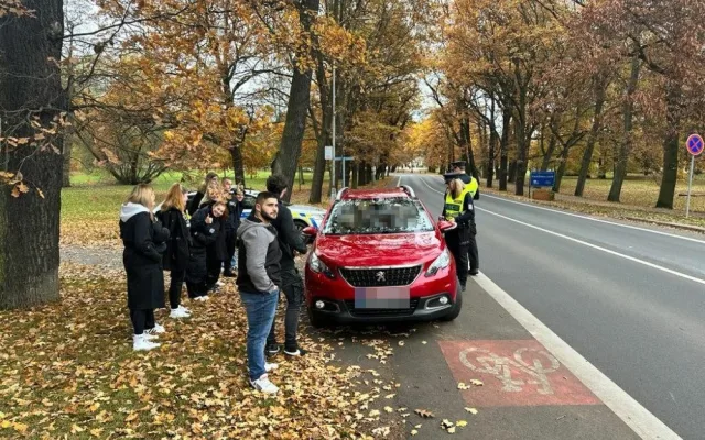 Karlovarská policie přiblížila práci policistů studentům čtvrtého ročníku střední školy TRIVIS v rámci jejich odborné praxe