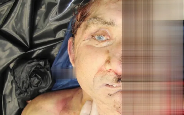 Policisté stále neznají jméno muže, který si před jedoucí vlak lehl na koleje a zahynul. Teď zveřejnili jeho fotografii