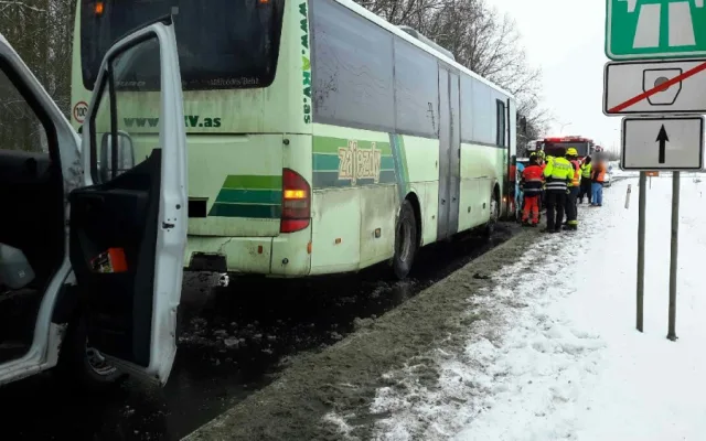 Na Chebsku havaroval autobus a čtyři auta. Při střetu se zranily dvě děti