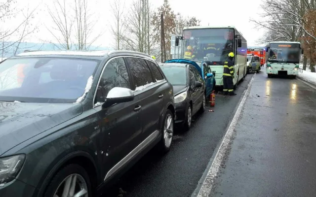 Na Chebsku havaroval autobus a čtyři auta. Při střetu se zranily dvě děti