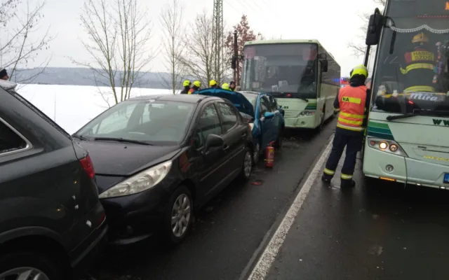 Na Chebsku havaroval autobus a čtyři auta. Při střetu se zranily dvě děti