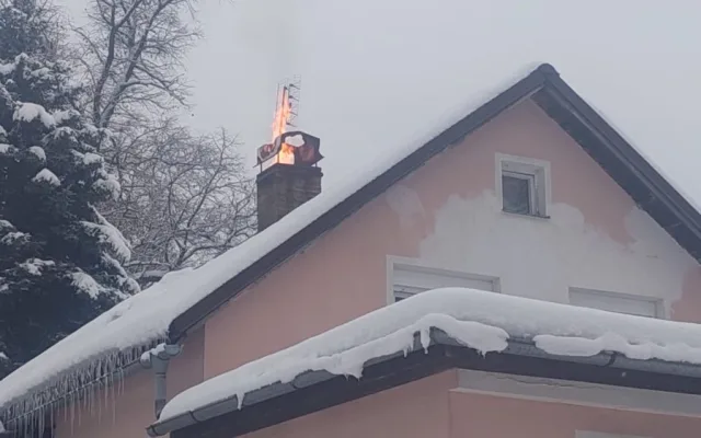 Hasiči bojovali s požárem komína čtyři hodiny. Nezapomínejte na jejich kontroly a čištění, připomínají