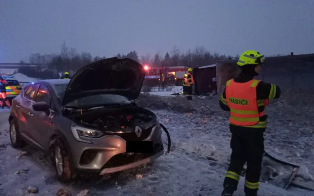 Silnice v Karlovarském kraji pokryla ledovka, dálnice D6 je kvůli nehodě uzavřená