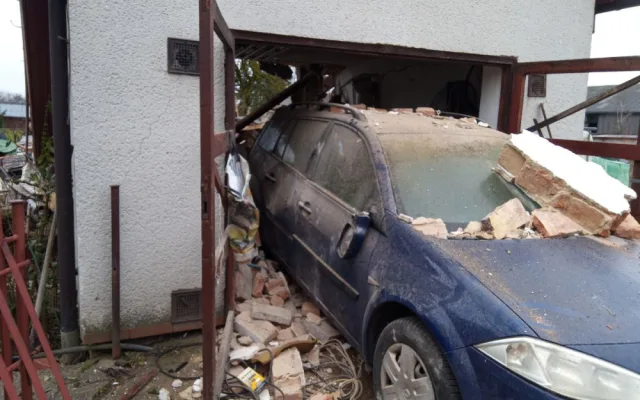 Výbuch plynu rozmetal garáž a tlaková vlna poškodila dům. Při explozi se zranila jedna osoba