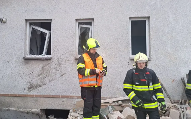 Výbuch plynu rozmetal garáž a tlaková vlna poškodila dům. Při explozi se zranila jedna osoba